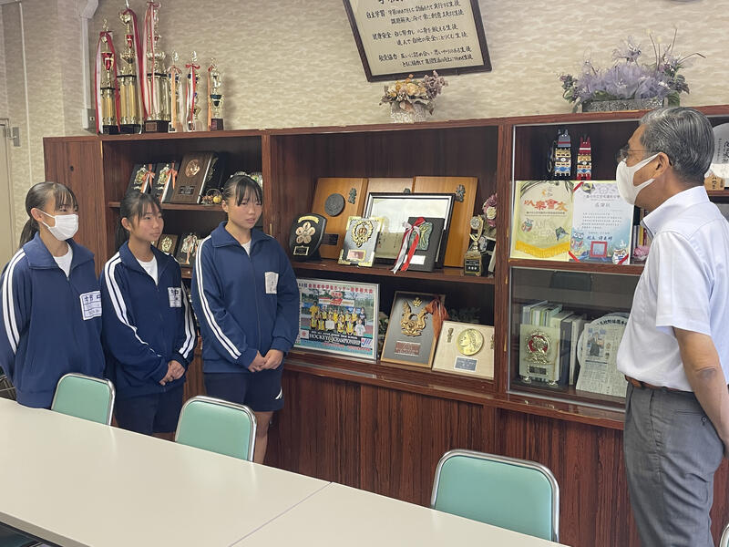 校長室で結果を報告する秋場さん、加藤さん、福田さん